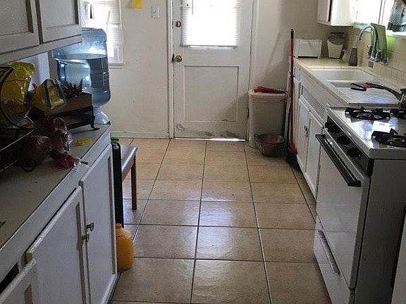 2nd image of 1034 W Glenoaks Blvd