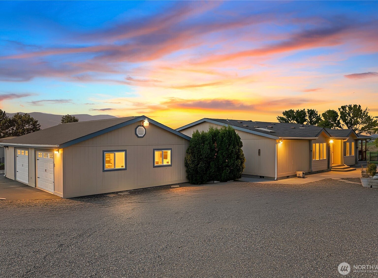 851 Desert Aire Drive SW