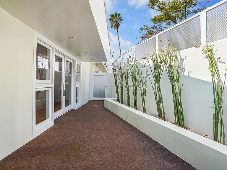 8411 Hollywood Blvd — Photo 5