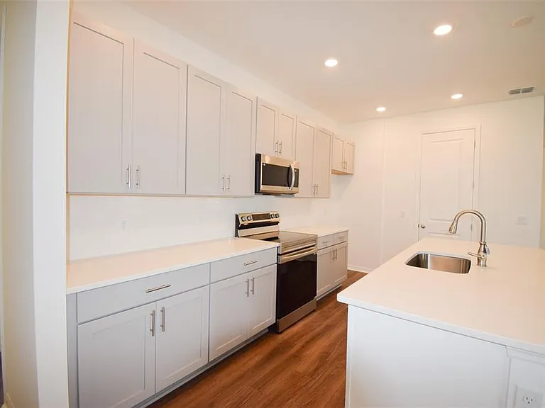2370 Lancashire St — Photo 13