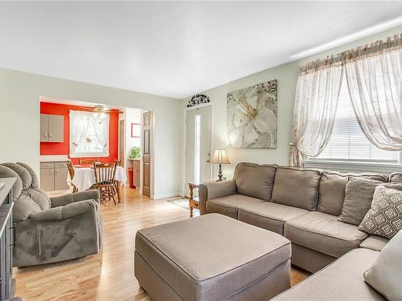 3rd image of 325 Woodlawn Ave
