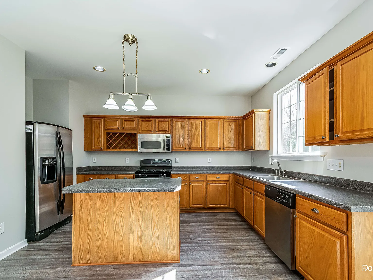 3 bed, 2.5 bath, 2320 sqft, $2,170 — Photo 2