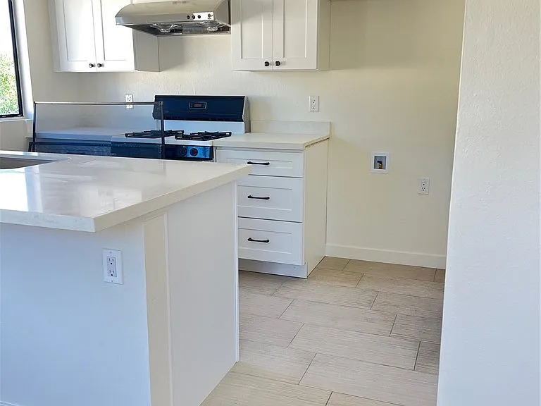 235 W 4th St — Photo 11