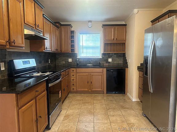 5th image of 604 S 1st St