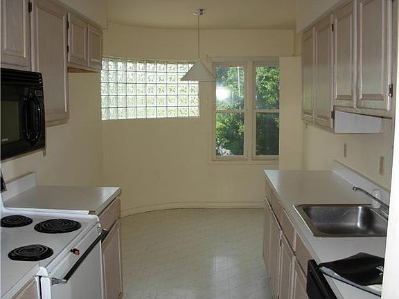 5th image of 5217 Le Parc Dr APT 4