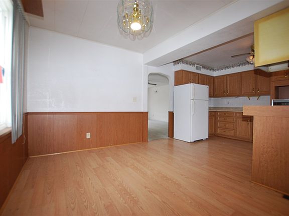 5th image of 819 9th St SE