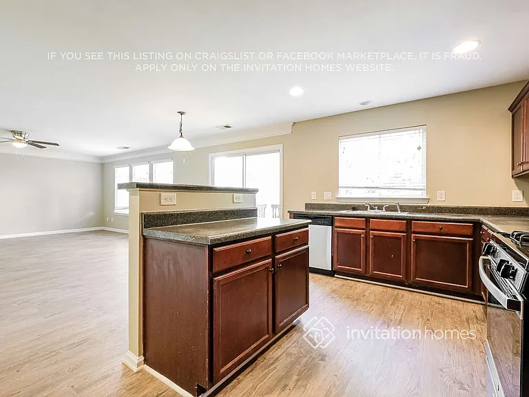 2828 Farmstead Ct — Photo 10