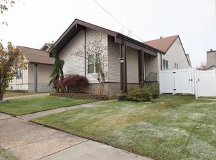 668 Drumgoole Rd W, Staten Island, NY 10312