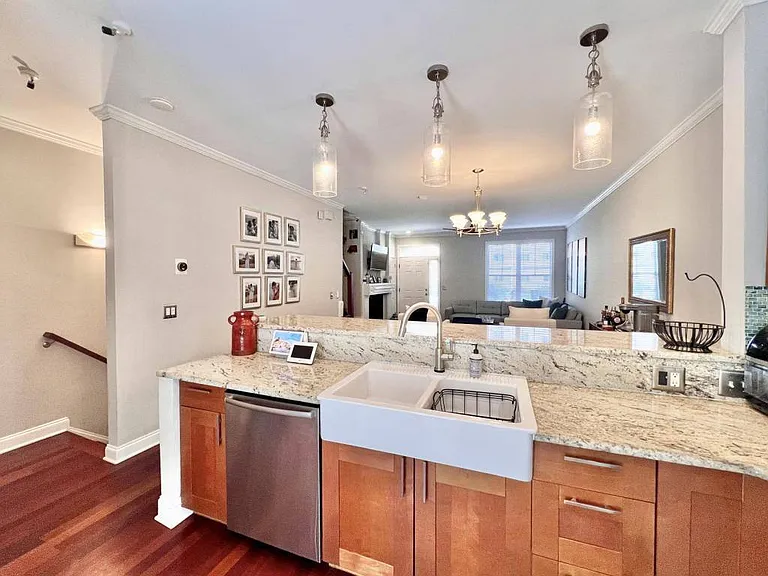 833 W 4th St — Photo 7