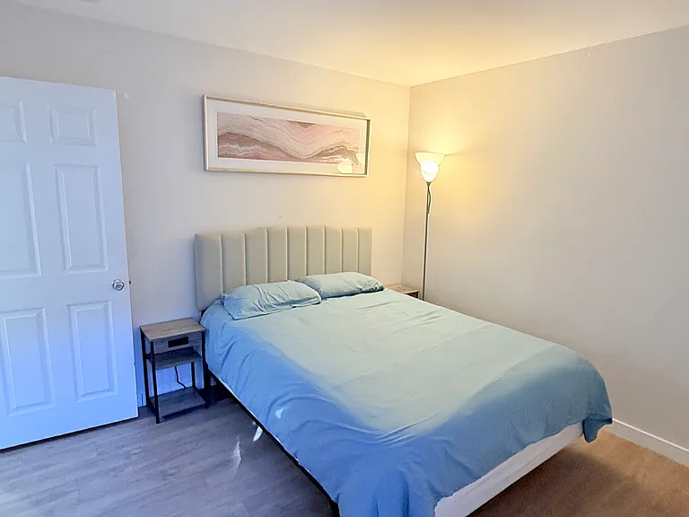2nd bedroom with Queen bed