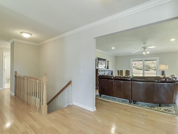 3rd image of 122 Cayuga Dr