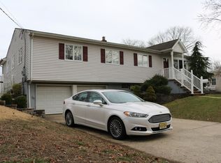 521 Roxbury Rd, Belford, NJ 07718