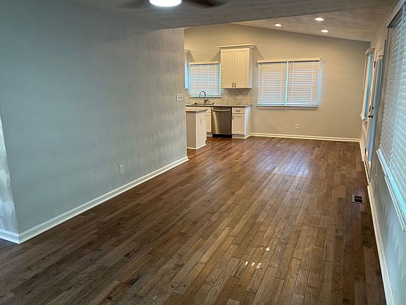 5th image of 301 S Parliament Dr