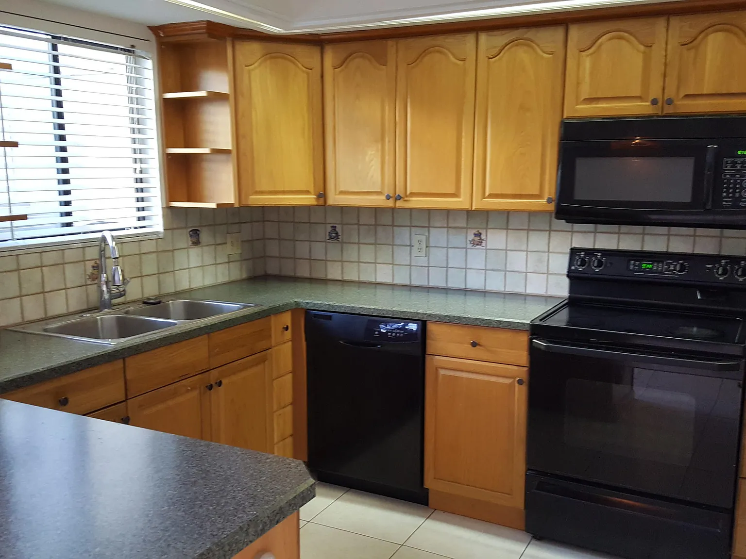 2 bed, 2.5 bath, 1272 sqft, $2,000 — Photo 3