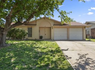 325 Hawthorne Ln, Grand Prairie, TX 75052