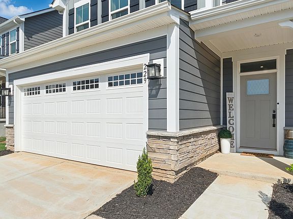 3rd image of 229 Hollythorpe Ln