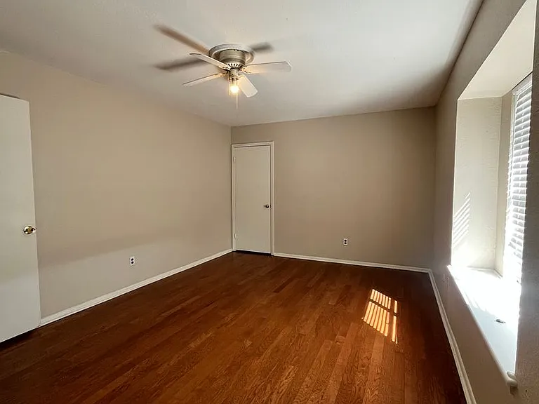 5117 Royalton Dr — Photo 2