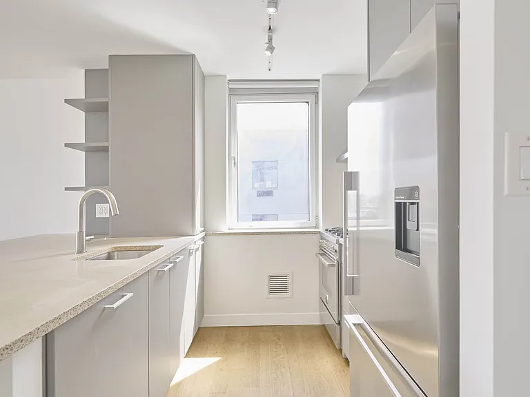 200 E 11th St #Penthouse 1 — Photo 8