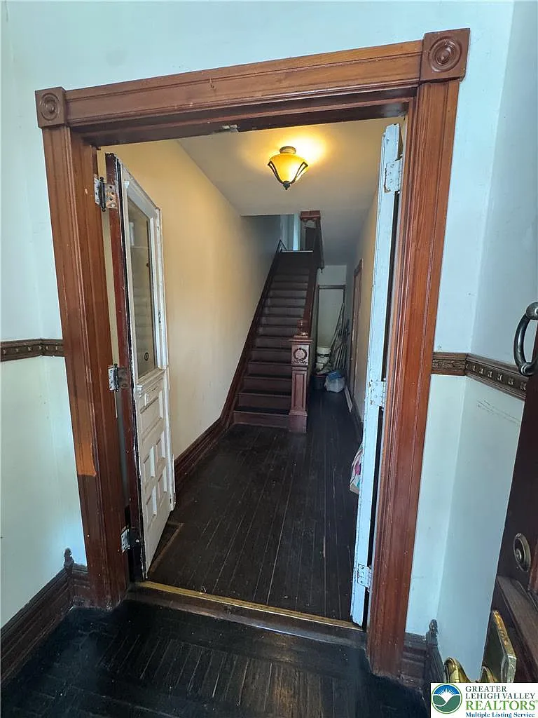 3 bed, 1.5 bath, 4560 sqft, $2,300 — Photo 3