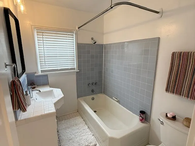 Bungalow - 1 bedroom + Office = natural wood floors, mini split a/c , new appliances, private pat... — Photo 13