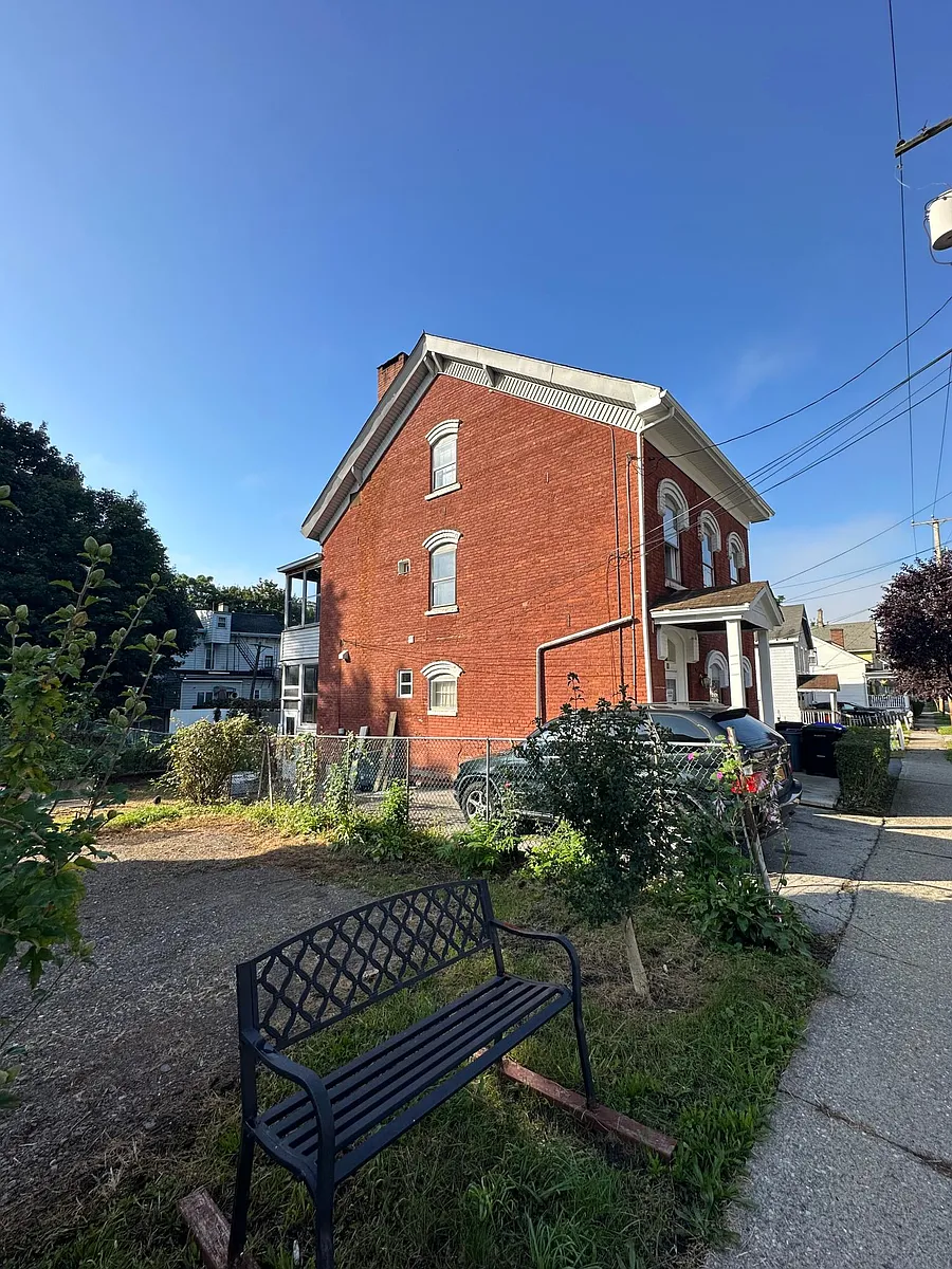 Building Photo - 63 Gifford Ave #1