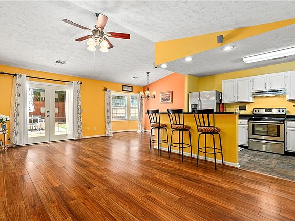 4th image of 835 Twin Forks Ave