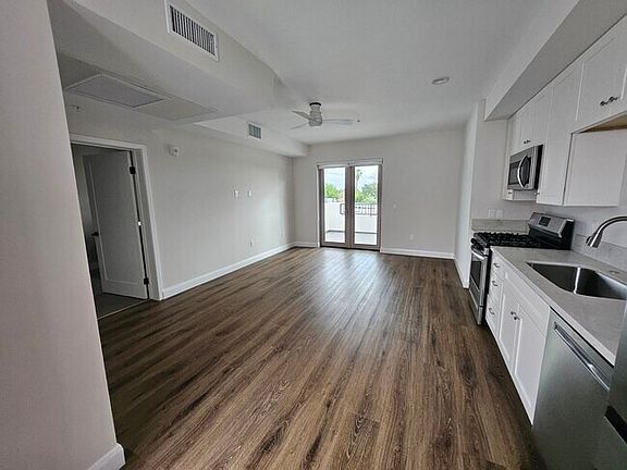 4th image of 2488 Mohawk St #203