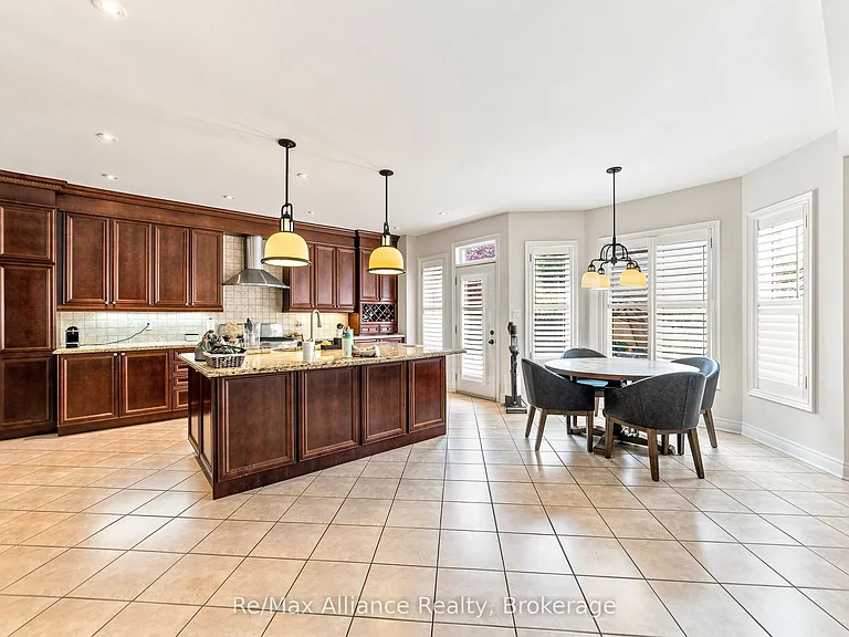 2404 Rideau Dr — Photo 11