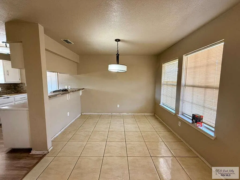 3 bed, 2.0 bath, 995 sqft, $1,500 — Photo 3