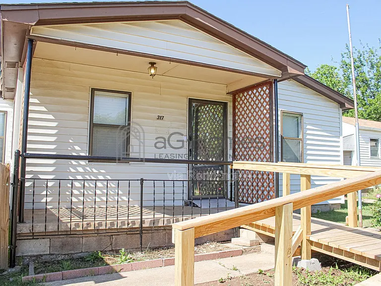 317 W Peach St — Photo 3