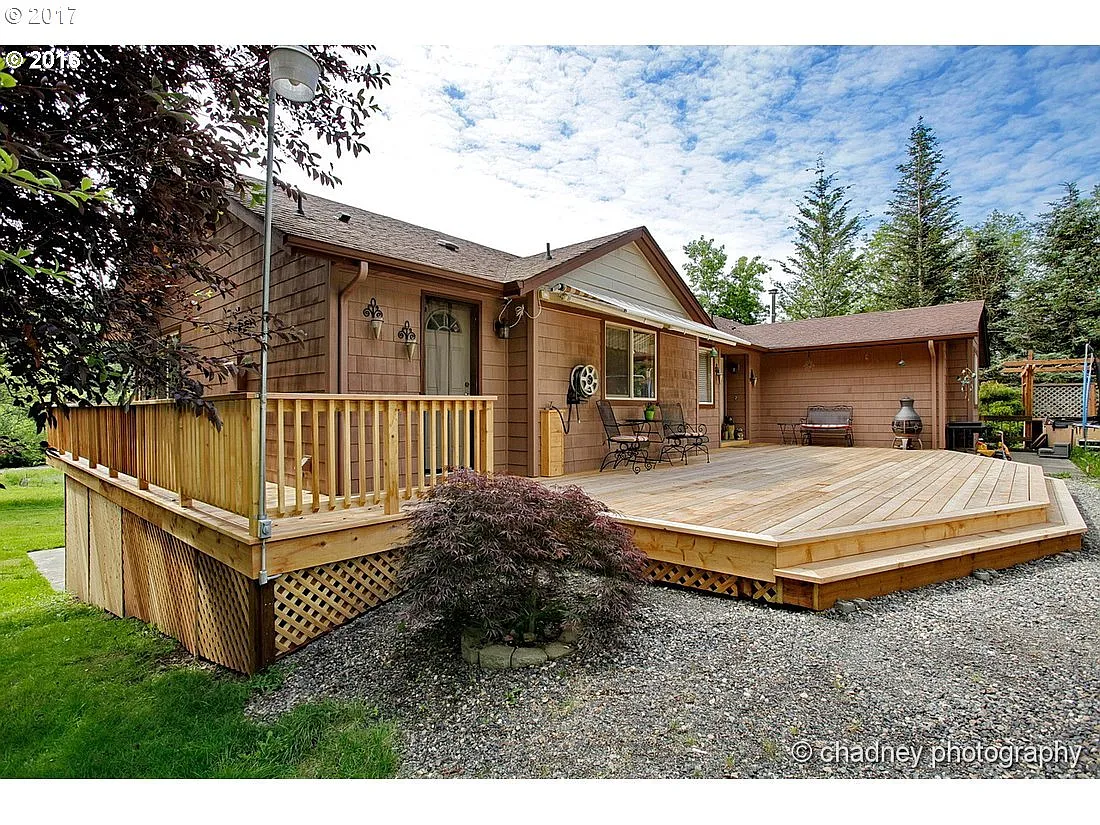 219 NE Curtis Dr photo 1