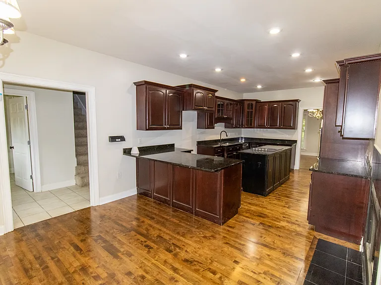 906 Monarch Cir — Photo 17