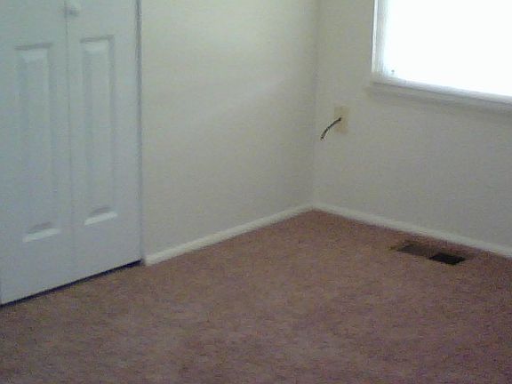 4th image of 991 Somerset Dr APT 2