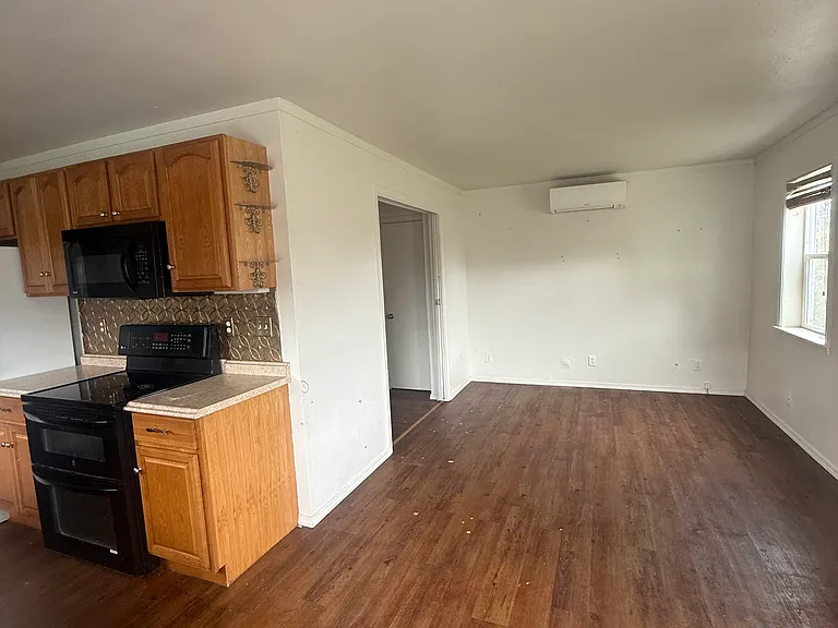 1075 Pacific Ave — Photo 2