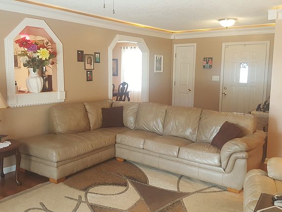 Large open rooms 
New crown molding