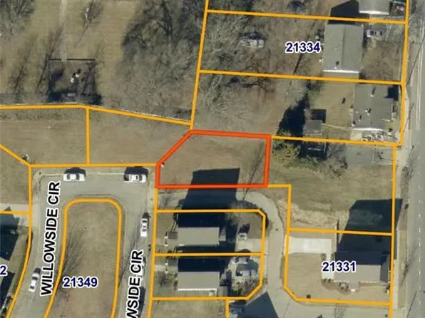 15 Willowside Cir, Greensboro, NC 27401