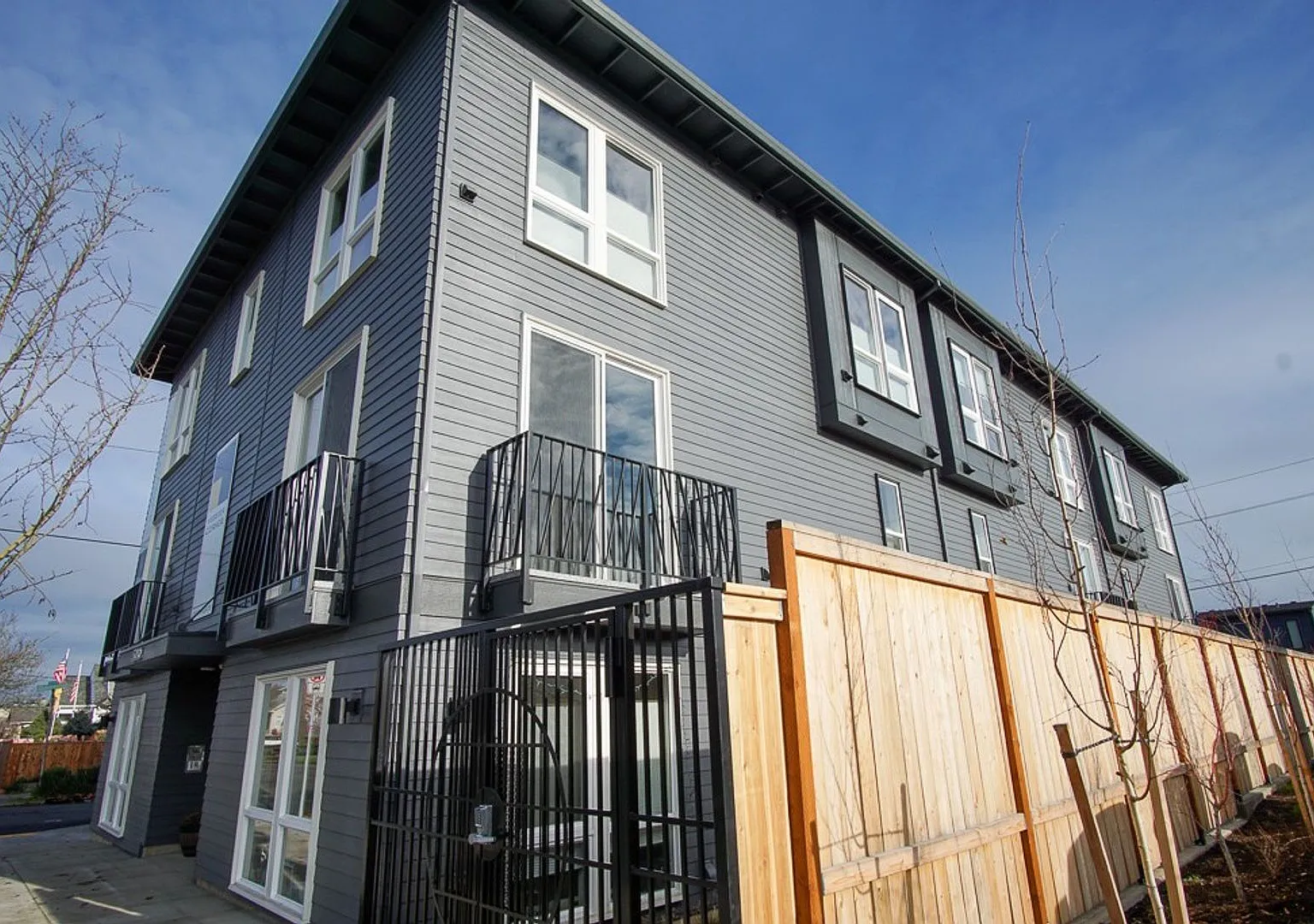 Modern & Bright 1 Bedroom w/Condo Finishes + W/D! — Photo 2