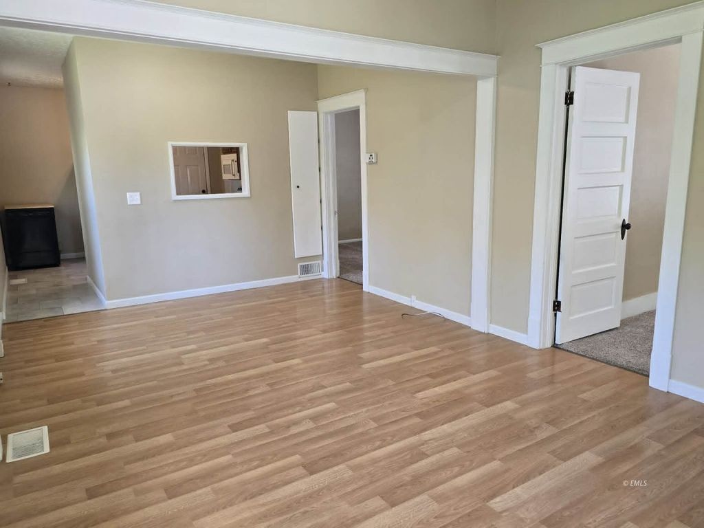 305 S Jordan Ave, Miles City, MT - More