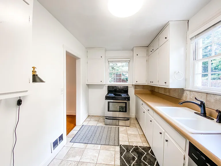 218 Malaga Ave — Photo 9