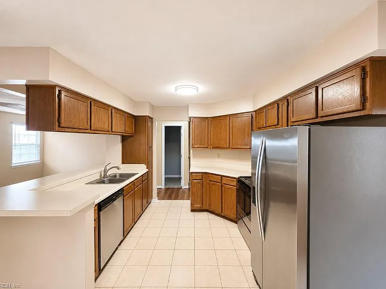 1460 Berkshire Dr — Photo 7