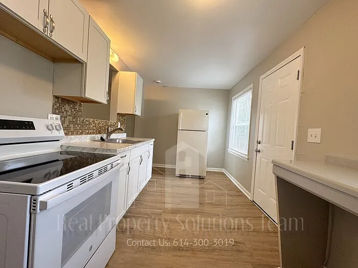 1079 S James Rd — Photo 9
