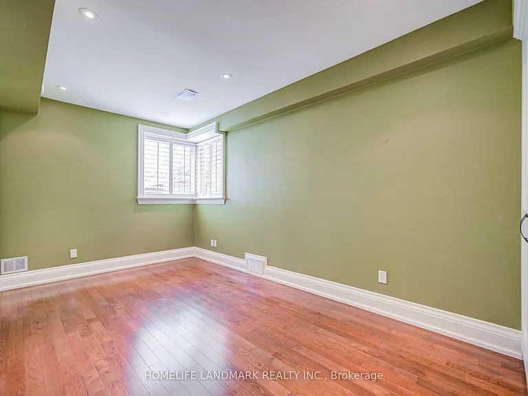 102 Stratford Cres — Photo 35