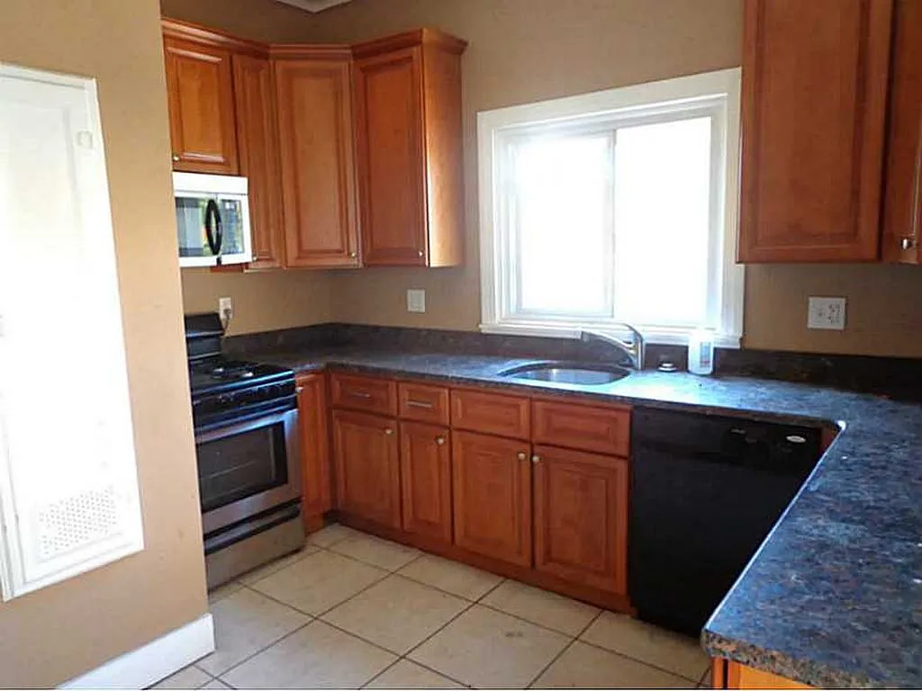 Building Photo - 83 Tobey St #2