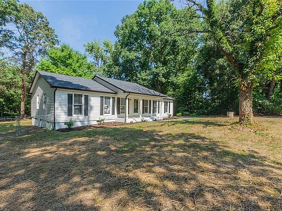 3rd image of 2101 Fox Glen Dr