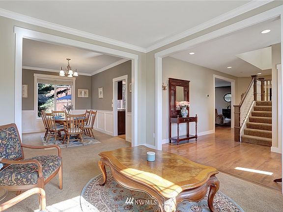 Light & bright living room.