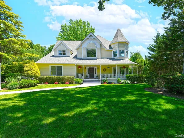 4 Hampton Court, Huntington, NY 11743