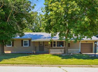 1133 Oakview Dr, Columbus Junction, IA 52738