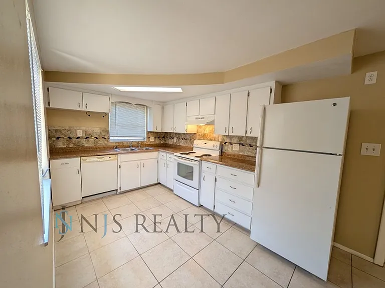 3530 Oxford Dr — Photo 5
