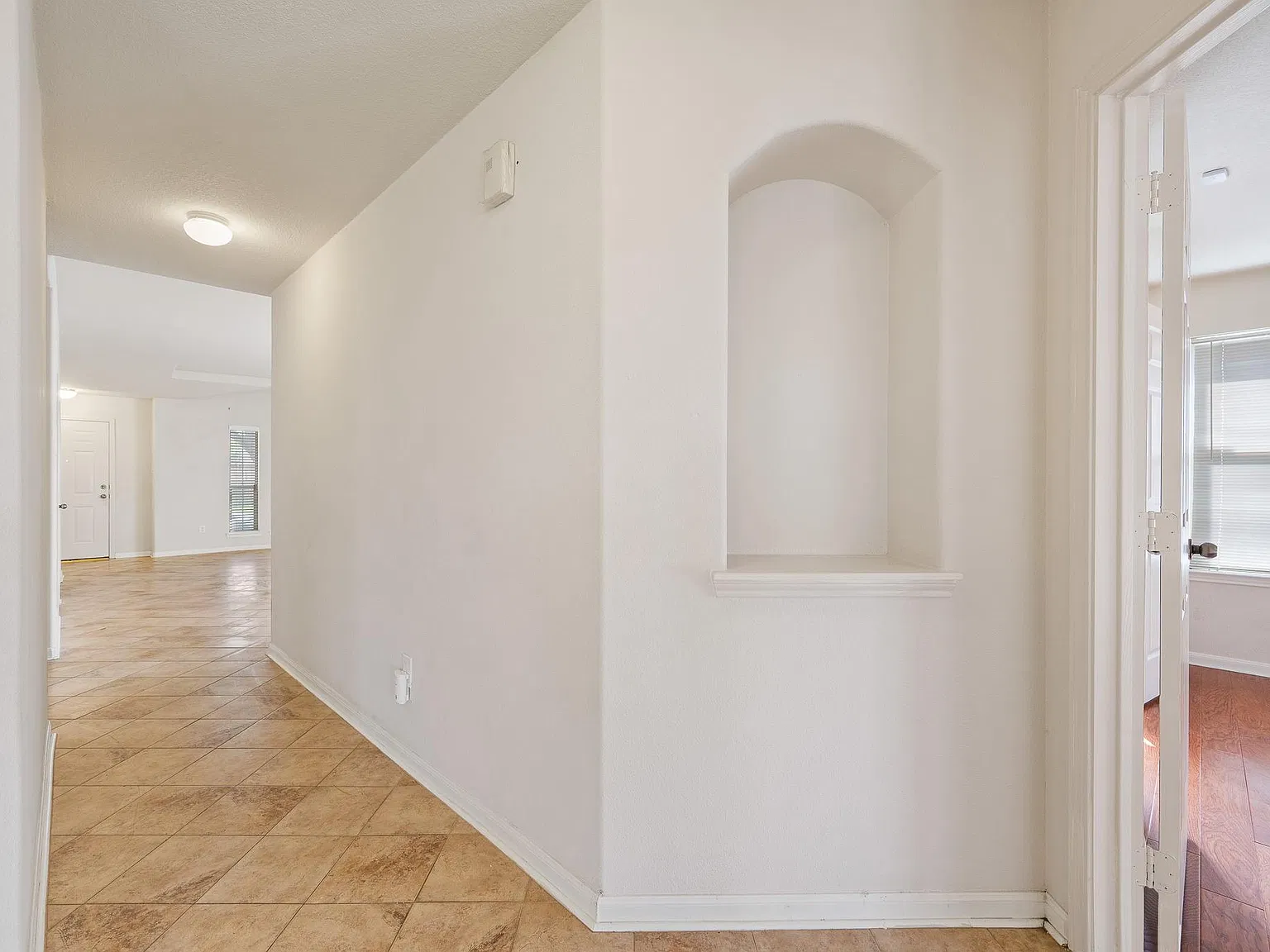 4 bed, 2.0 bath, 2216 sqft, $2,300 — Photo 4