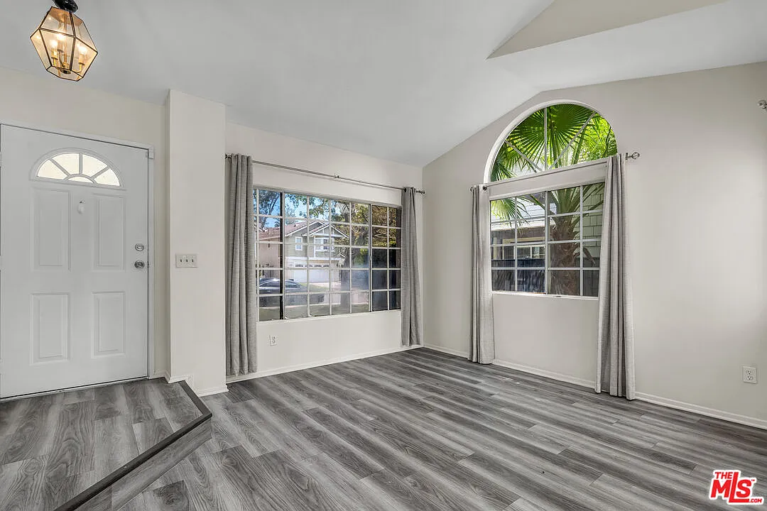 3 bed, 2.5 bath, 1322 sqft, $2,998 — Photo 3